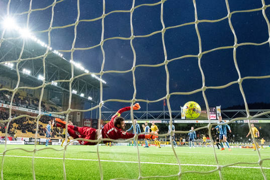 Djurgårdens målvakt Andreas Isaksson ser bollen gå in efter skott från Elfsborgs Jon Jönsson (skymd i bild)