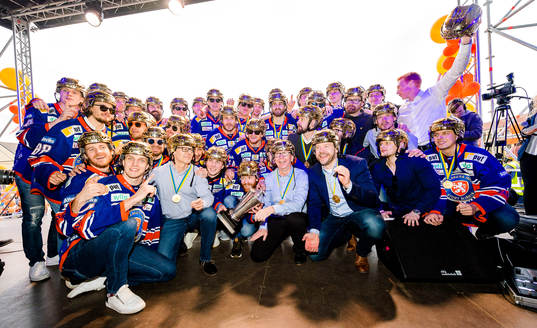 Växjös spelare och ledare jublar på scen när Växjö