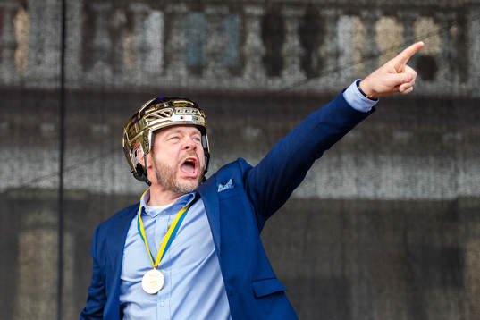 Växjös assisterande tränare Fredrik Hellgren jublar när