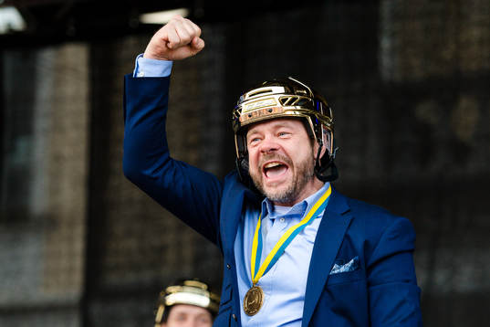 Växjös assisterande tränare Fredrik Hellgren jublar när