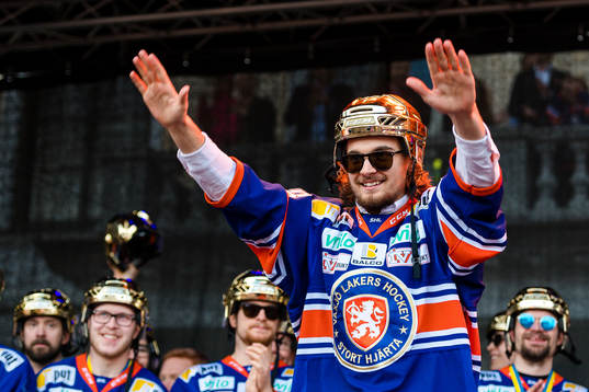 Växjös Adam Brodecki när Växjö firar SM-guldet på