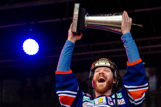 Växjös Liam Reddox jublar med pokalen när Växjö firar