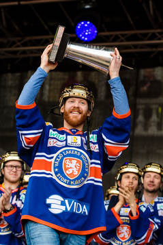 Växjös Liam Reddox jublar med pokalen när Växjö firar