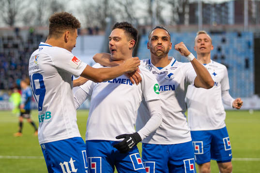 Norrköpings Jordan Larsson och Alexander Jakobsen jublar med David Moberg Karlsson (mitten) efter 1-0-målet