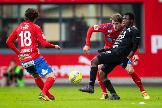 AFC Eskilstunas Ousmane Camara i kamp om bollen med