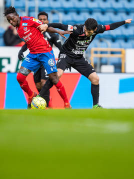 Helsingborgs Mamudo Moro och AFC Eskilstunas Anel Rashkaj i