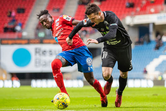 Helsingborgs Mamudo Moro och AFC Eskilstunas Kadir Hodzic i