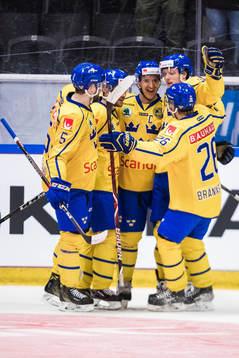 Sveriges Jacob Nilsson jublar med  Mikael Wikstrand, Mikael