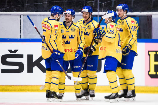 Sveriges Jacob Nilsson (tvåa fr vänster) jublar med med