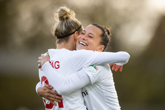 Rosengårds Anja Mittag kramas om av Alexandra Lowe Riley när de jublar efter 1-0-målet av Mittag
