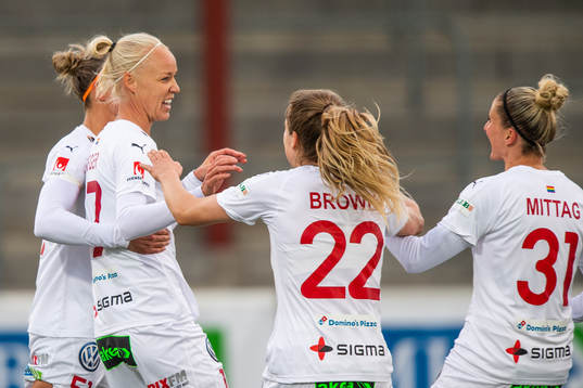 Rosengårds Caroline Seger jublar med Fiona Brown och Anja
