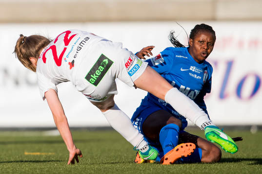 Rosengårds Fiona Brown faller i en närkamp med