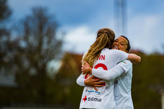 Rosengårds Fiona Brown kramas om av Alexandra Lowe Riley