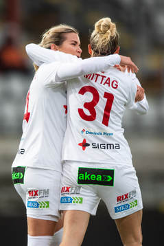 Rosengårds Hanna Folkesson kramar om Anja Mittag när de