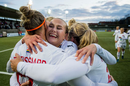 Rosengårds Lisa-Marie Utland kramas om av Sanne