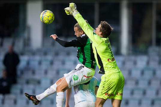 GAIS Jesper Westermark i kamp om bollen med Gefles målvakt August Strömberg
