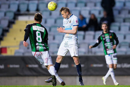 Gefles Piotr Johansson nickar undan bollen