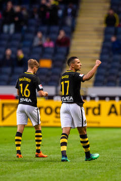 s Anton Salétros och Nabil Bahoui jublar