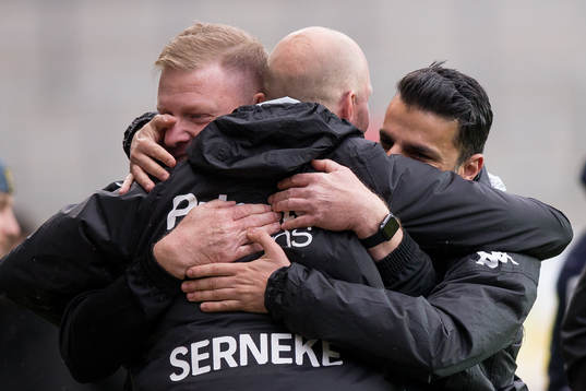 IFK Göteborgs assisterande tränare Alf Westerberg, målvaktstränare Stefan Remnér och tränare Poya Asbaghi kramar om varandra