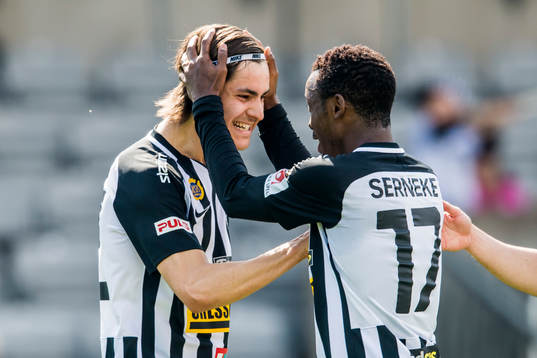 Landskronas Adi Nalic jublar med Monday Samuel