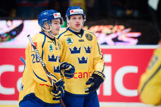 Sveriges Erik Brännström och Lawrence Pilut jublar