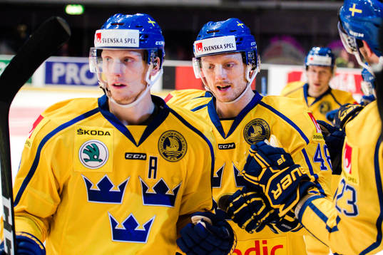 Sveriges John Klingberg och Carl Klingberg jublar