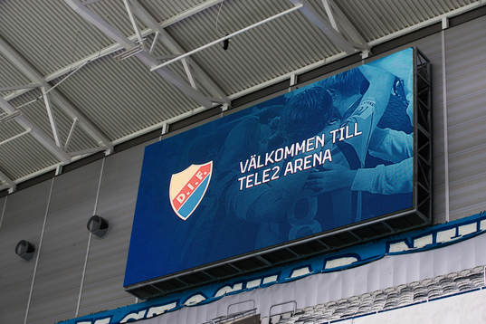 En LED-skärm med Djurgårdens klubbmärke innan