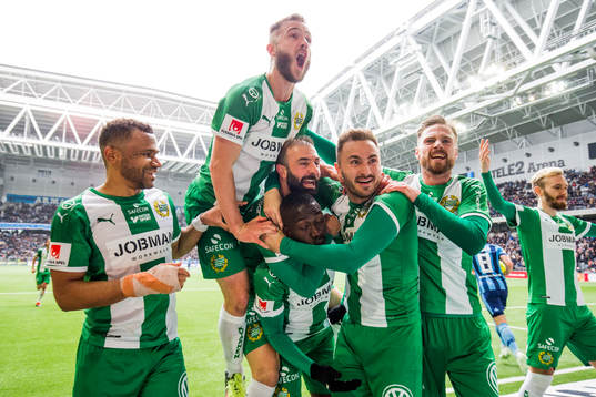 Hammarbys målskytt Pa Amat Dibba jublar efter 1-2 tillsammans med Junior, Mats Solheim, Kennedy Bakircioglu, Muamer Tankovic och Arnor Smarason
