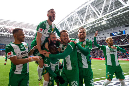 Hammarbys Pa Amat Dibba jublar tillsammans med sina lagkamrater tillsammans med Junior, Mats Solheim, Kennedy Bakircioglu, Muamer Tankovic, Arnor Smarason och Simon Sandberg efter att ha gjort 1-2 för Hammarby