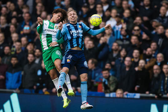 Hammarbys Neto Borges i kamp om bollen med Djurgårdens