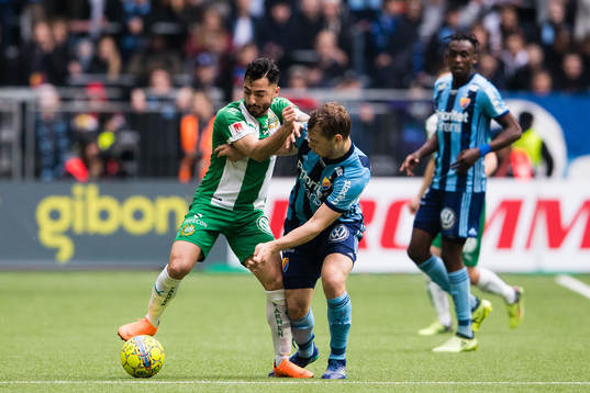 Hammarbys Jiloan Hamad i kamp om bollen med Djurgårdens