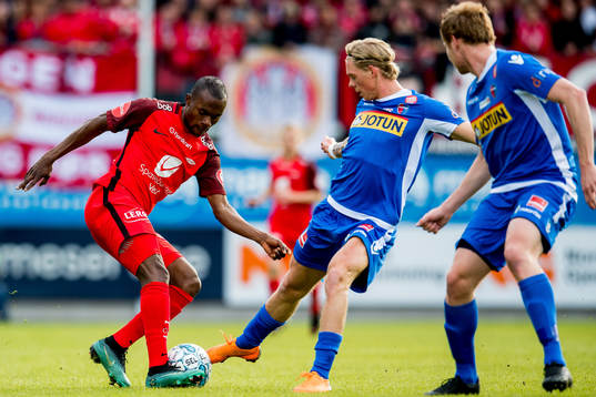 Gilbert Koomson of Brann and Andre Sødlund of Sandefjord