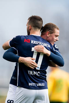 Julian Ryerson and Zlatko Tripic of Viking celebrate 1-4