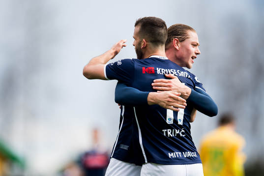 Julian Ryerson and Zlatko Tripic of Viking celebrate 1-4