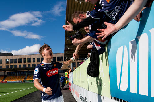 Markus Nakkim of Viking celebrates with the suppporters