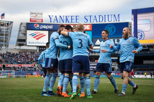 New York Citys Jesus Medina, Anton Tinnerholm och Jo Inge Berget jublar med lagkamrater efter 1-0-målet