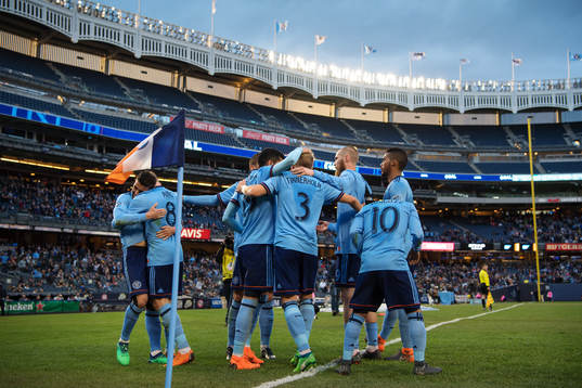 New York Citys David Villa, Alexander Ring, Jesus Medina, Anton Tinnerholm och Jo Inge Berget jublar med lagkamrater efter 2-1-målet