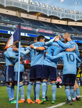 New York Citys David Villa, Alexander Ring, Jesus Medina, Anton Tinnerholm och Jo Inge Berget jublar med lagkamrater efter 2-1-målet