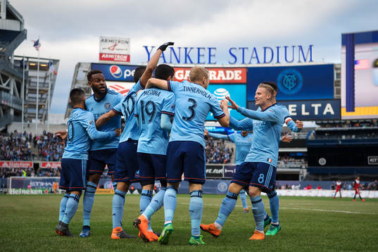 New York Citys Jesus Medina och Anton Tinnerholm jublar med lagkamrater efter 1-0-målet