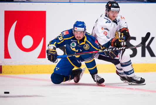 Sveriges Adam Almqvist i en närkamp med Finlands Juuso