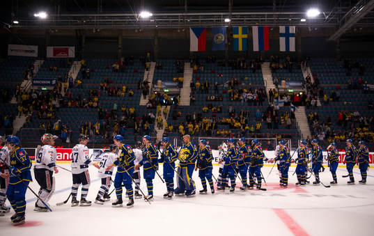 Sveriges och Finlands spelare tackar varandra