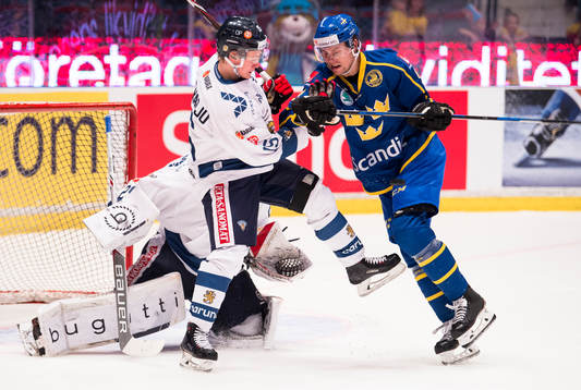 Finlands Henri Jokiharju och Sveriges Adrian Kempe skymmer