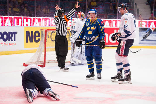 Sveriges Mattias Janmark ser på när Finlands Janne