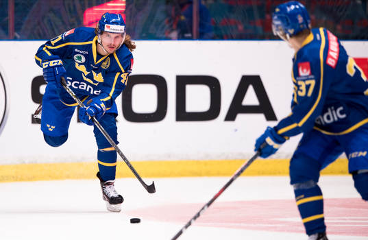 Sveriges Axel Jonsson Fjällby med en passning