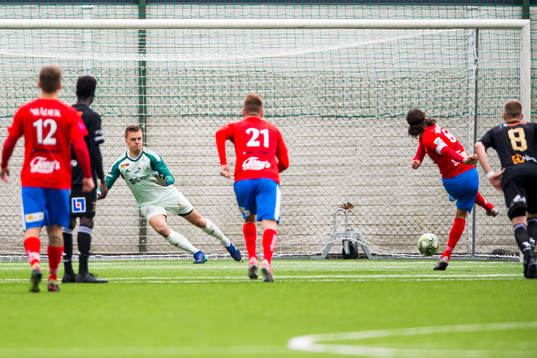 Nyköpings Enis Ahmetovic gör 1-0 på straff