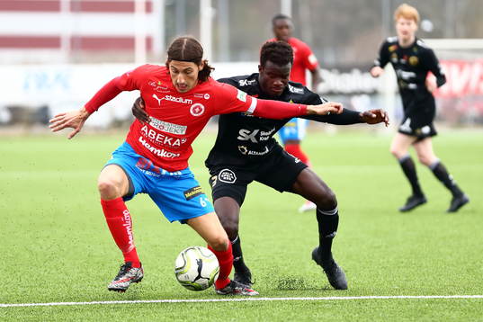 Nyköpings Enis Ahmetovic och Skellefteås Mbaye Abdoulaye