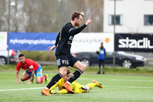 Skellefteås Leo Englund gör mål som döms bort