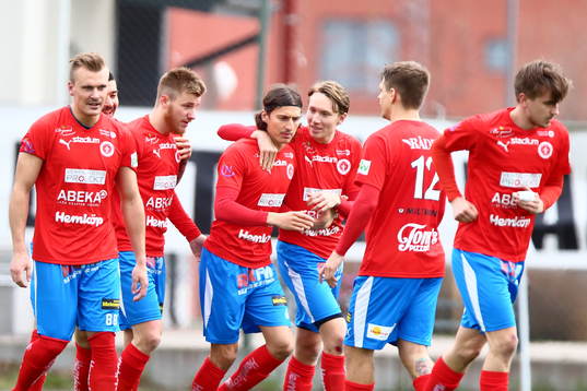 Nyköpings Enis Ahmetovic jublar med sina lagkamrater