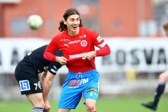 Nyköpings Enis Ahmetovic reagerar