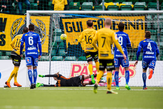 Elfsborgs Issam Jebali gör 1-1 på straff bak Sundsvalls målvakt William Eskelinen